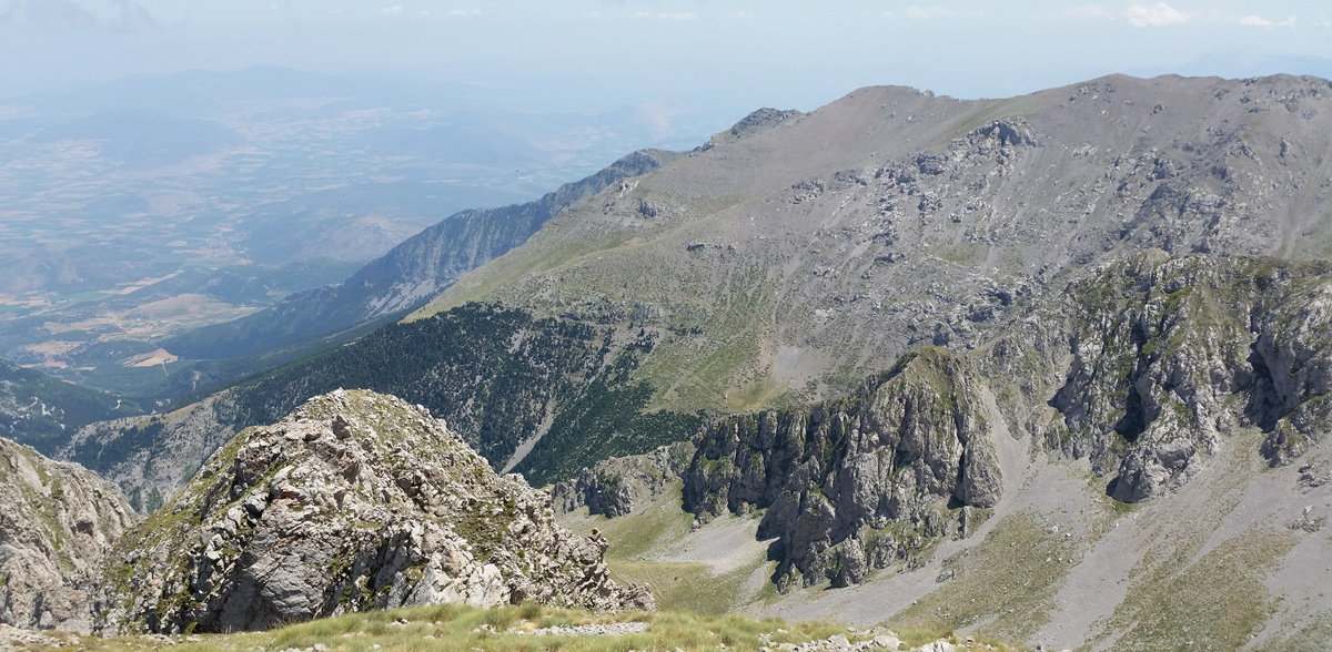 Η θέα από τα 2457μ. κόβει την ανάσα. Photo: Γιάννης Κωστελίδης
