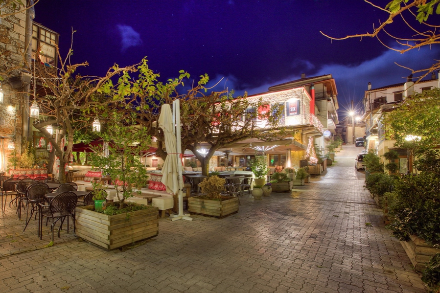 Η κεντρική πλατεία της Αράχωβας (Photo: greekguide.com)