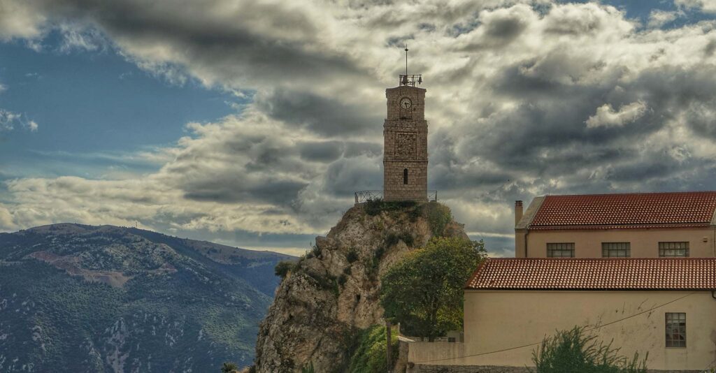 Το ρολόι της Αράχωβας (φωτ.: onParnassos.gr / Ελένη Πατρινού)