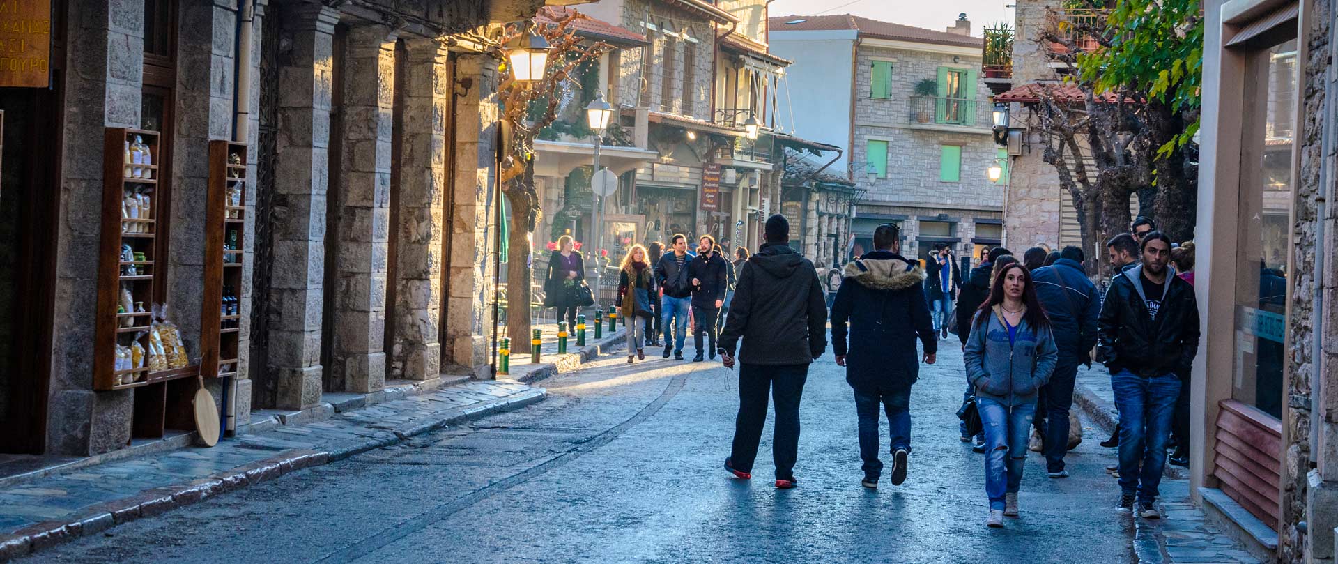 Εμπορικά καταστήματα στον κεντρικό δρόμο της Αράχωβας