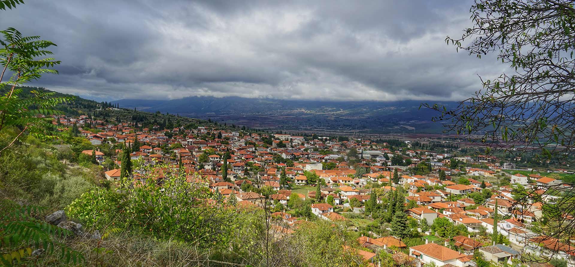 Η φθινοπωρινή Αμφίκλεια από ψηλά (φωτ.: Ελένη Πατρινού / onParnassos.gr