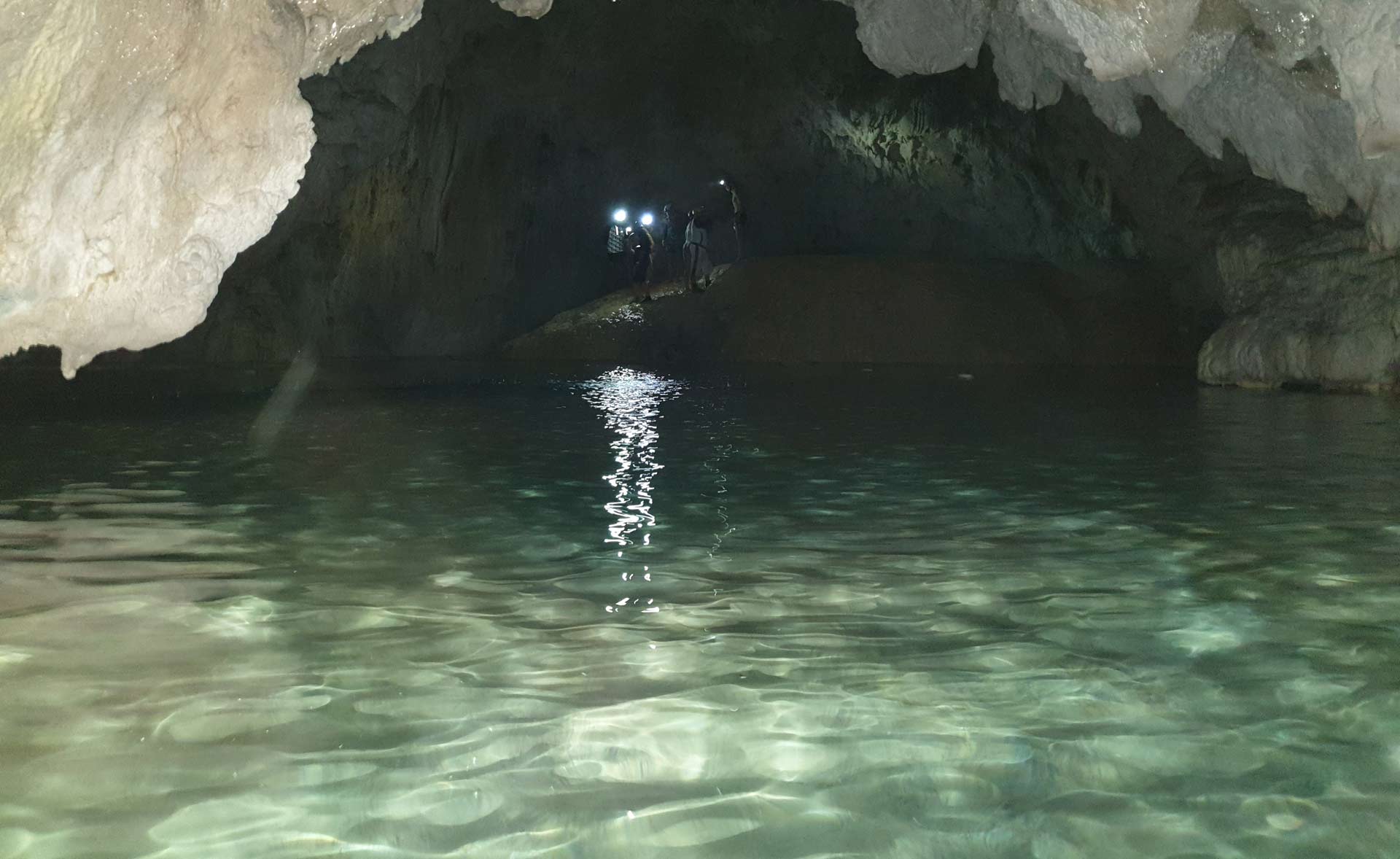 Νεραϊδοσπηλιά: Ένα σπήλαιο γεμάτο λίμνες με νερό
