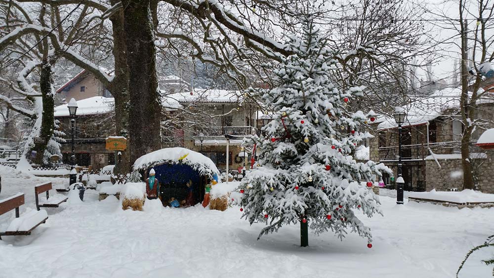 Με πολλές εκπλήξεις το άναμμα του χριστουγεννιάτικου δέντρου στην Αγόριανη