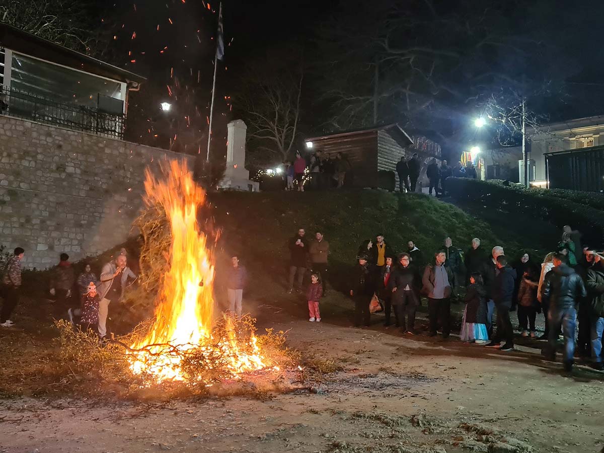 Αποκριάτικες εκδηλώσεις στην Αμφίκλεια με γιγαντιαίο κοντοσούβλι και το Μεγάλο Χέι